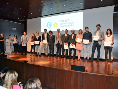 Seleccionados en el Certamen Nacional de Jóvenes Emprendedores 2015, con sus diplomas