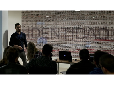 Solimán López con su obra "Identidad" como lienzo de su presentación