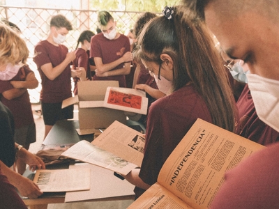 Participantes de "Ruta al Exilio" revisando documentación. Fotografía: Carlos Olías