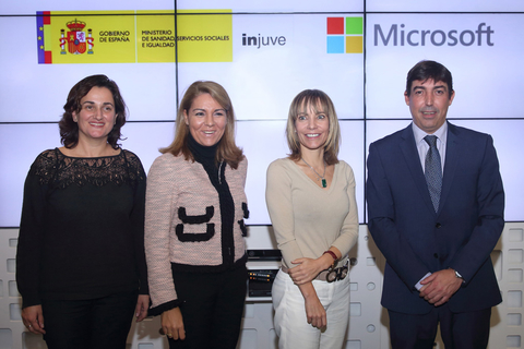 Representantes de Injuve y Microsoft tras la firma del acuerdo