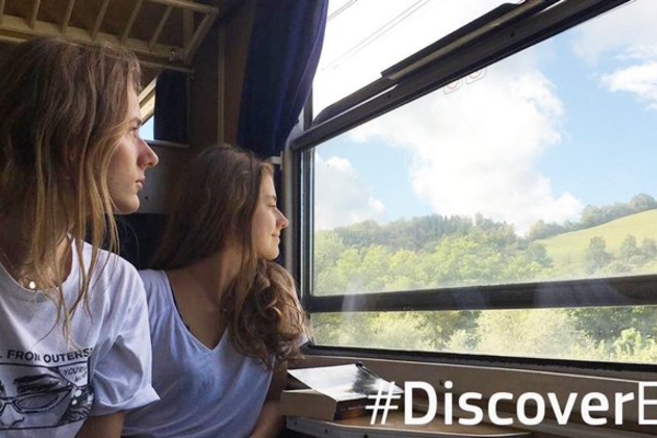 DiscoverEU, jóvenes viajan gratis en un tren