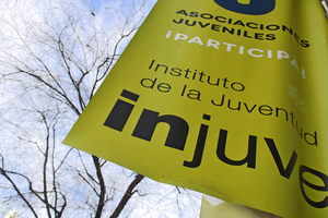 Banderola de asociaciones juveniles en la fachada de la sede del Injuve en Madrid